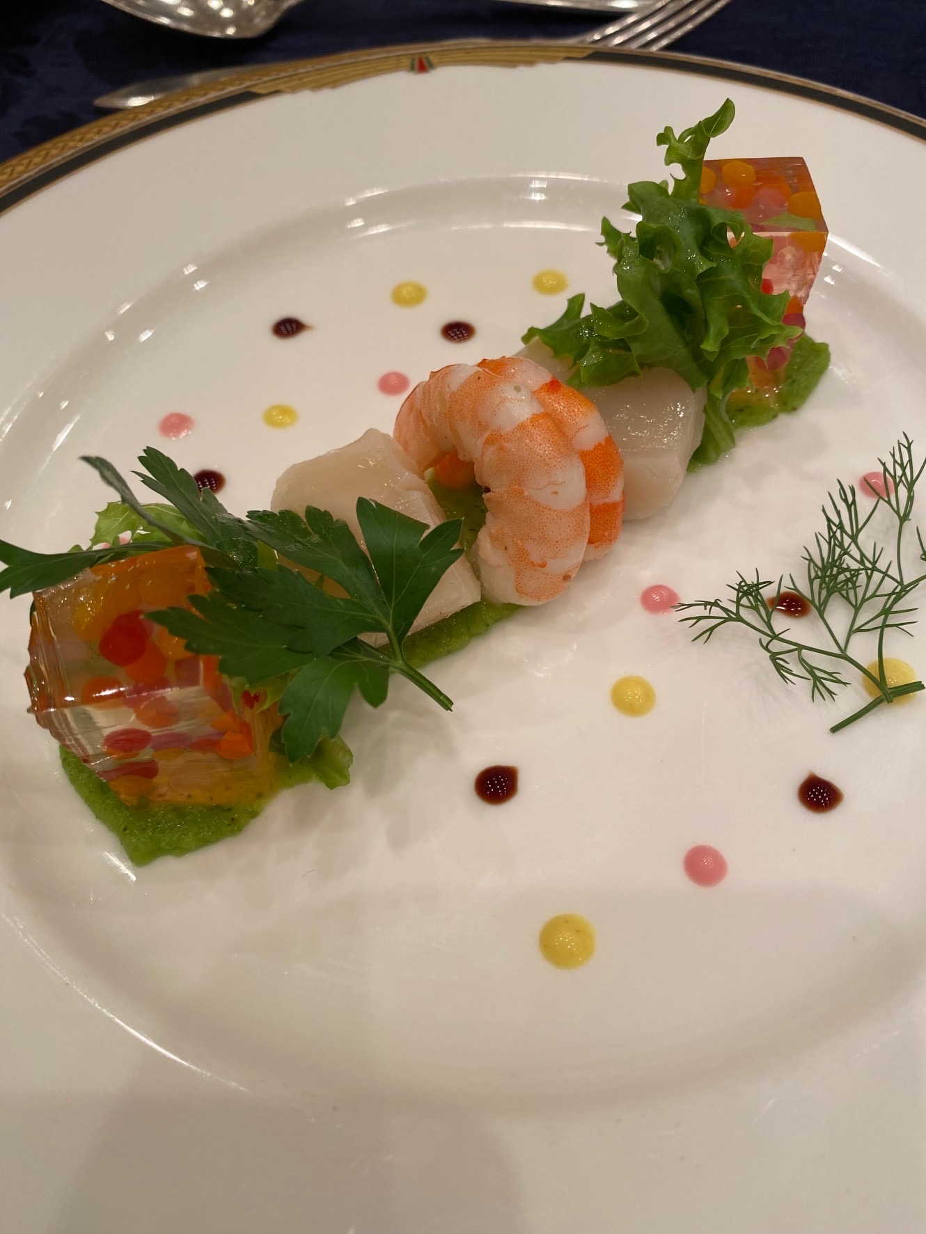 帆立貝と小海老マリネに海藻のアスピックとプチサラダ添え色とりどりのソースの味わいで
          Saint-jacques et crevette marinés avec aspic de algue et petite salade, sauce couleurs variés